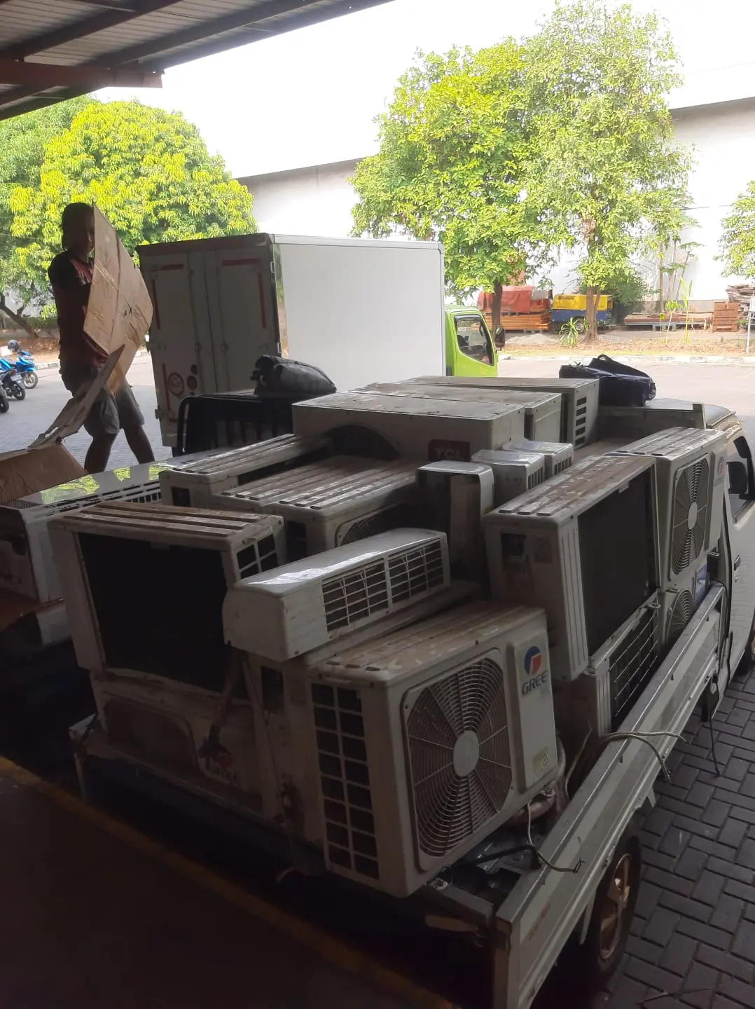 Proses penjemputan AC bekas UD. Restu Bunda