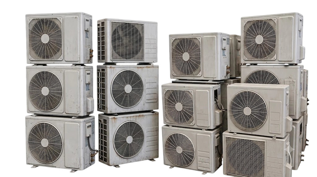 Tumpukan unit AC outdoor bekas dan rusak siap dijemput